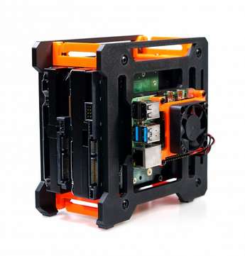 La TerraPi Xtreme DUO es una carcasa abierta para Raspberry Pi NAS, con dos ranuras para discos duros de 3,5". Está disponible en colores negro y naranja-negro.
